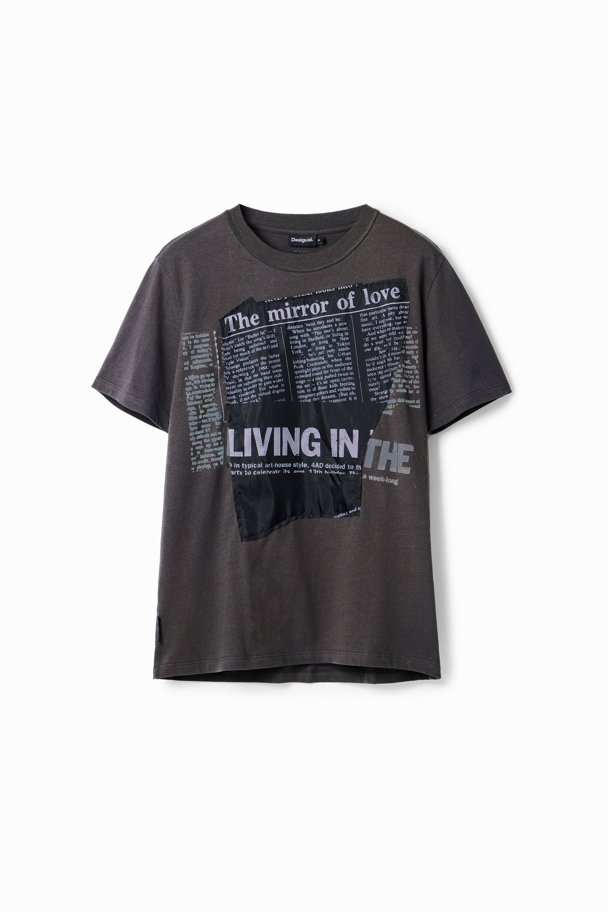 Camiseta Desigual con parche de periódico para hombre Camiseta Desigual con parche de periódico para hombre