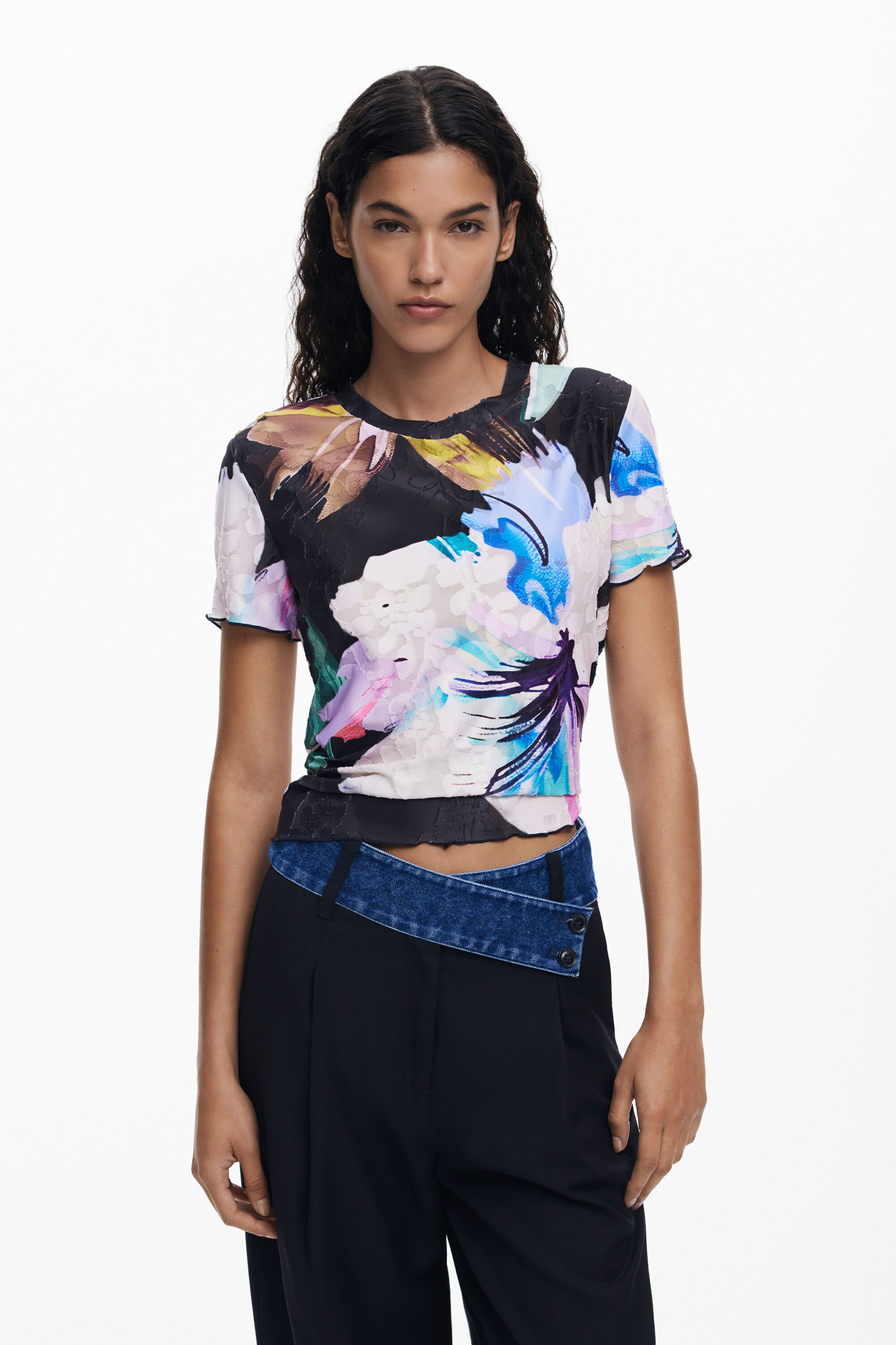 Camiseta con flores y textura fehombre de Desigual