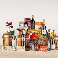 Cesta Gourmet Navideña con Paleta Ibérica, Vinos, Embutidos y Turrones Cesta Gourmet Navideña con Paleta Ibérica, Vinos, Embutidos y Turrones