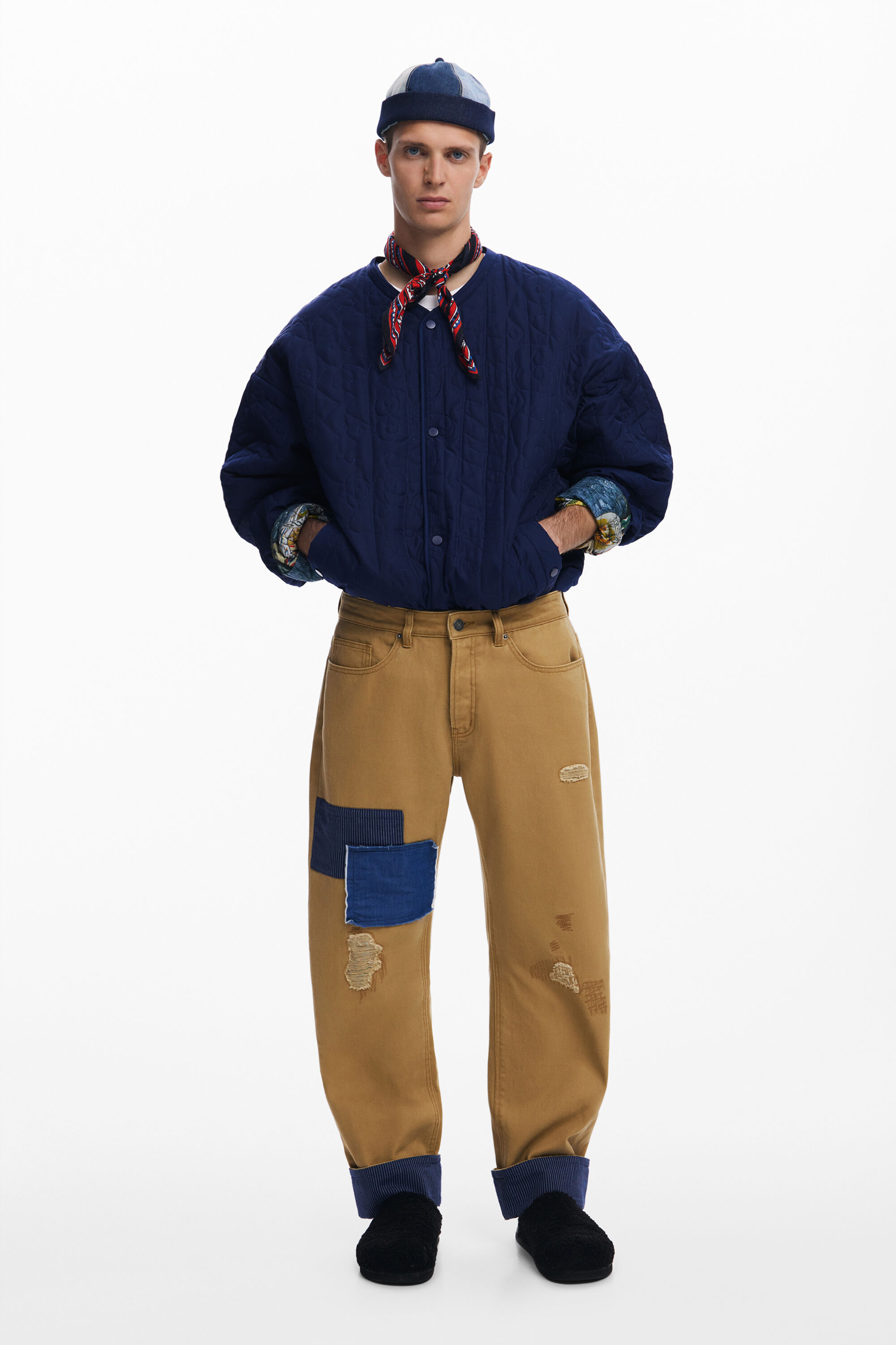 Pantalón Desigual de Hombre con Parches y Bajo Vuelta Pantalón Desigual de Hombre con Parches y Bajo Vuelta