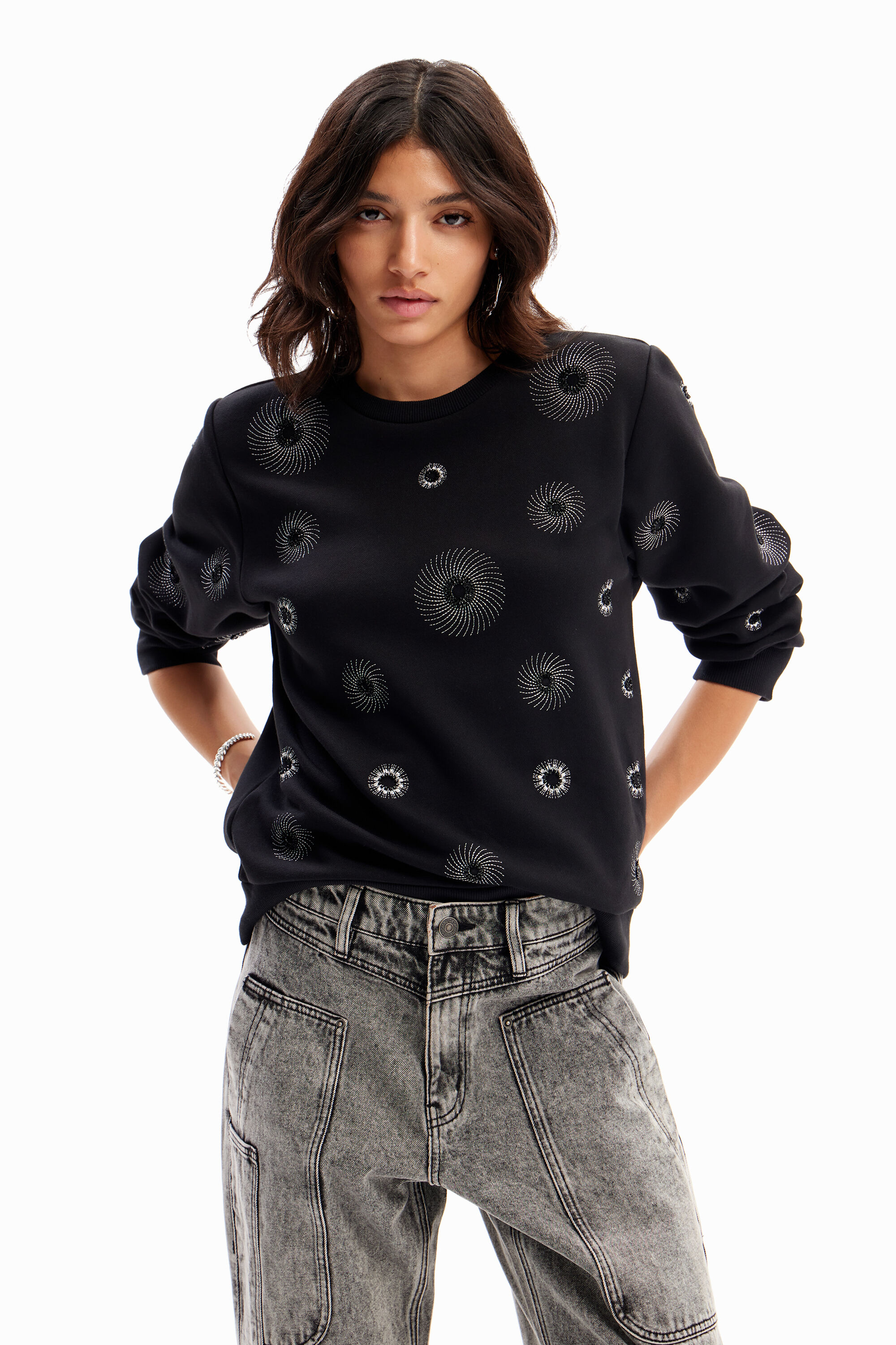 Sudadera Desigual con bordados geométricos Sudadera Desigual con bordados geométricos
