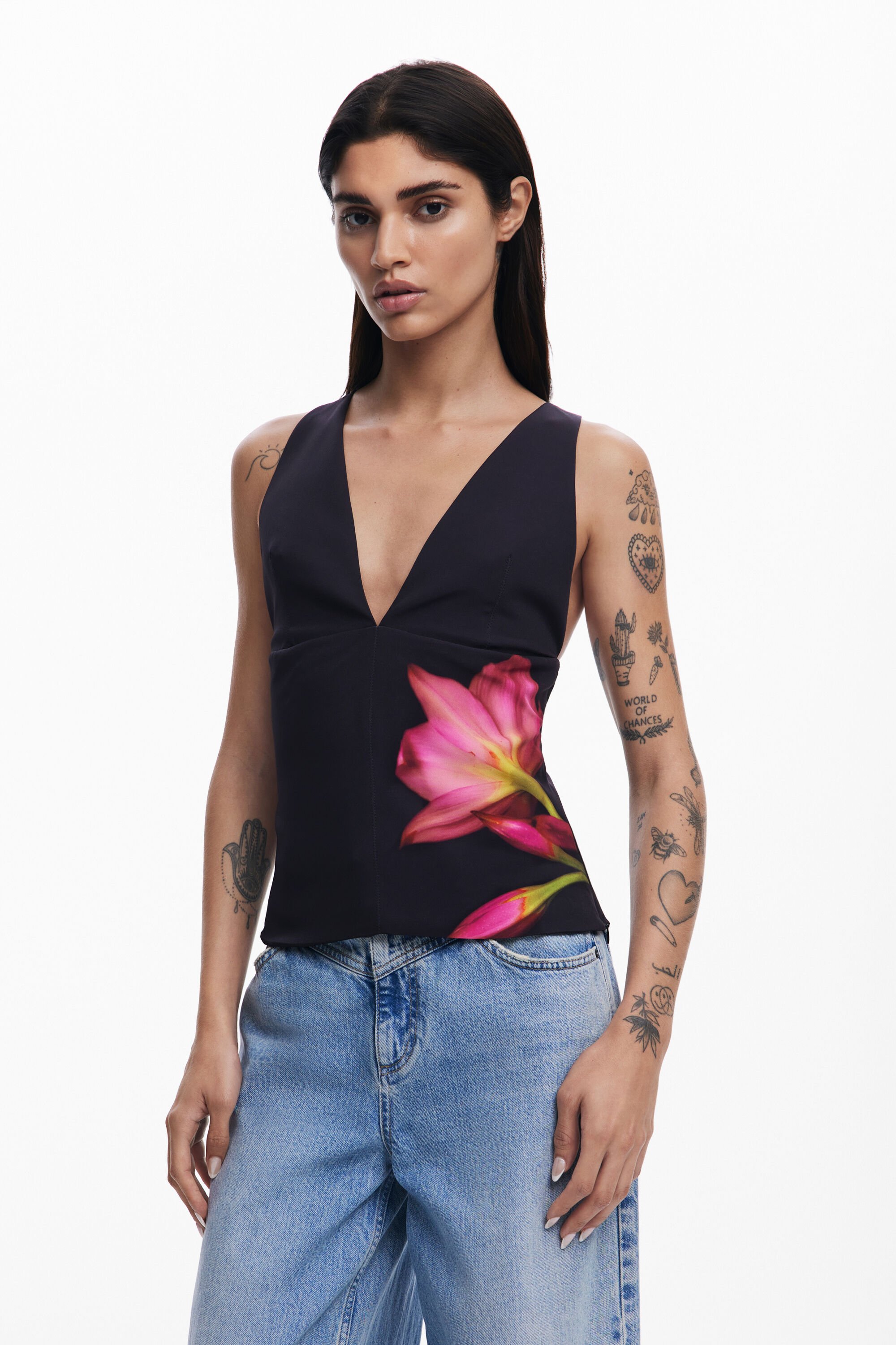 Camiseta Desigual de Hombre con Estampado Floral Camiseta Desigual de Hombre con Estampado Floral