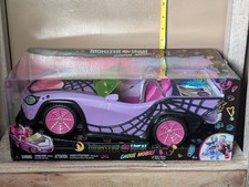 Monster High Coche de Juguete Ghoul Móvil con Mascota y Accesorios