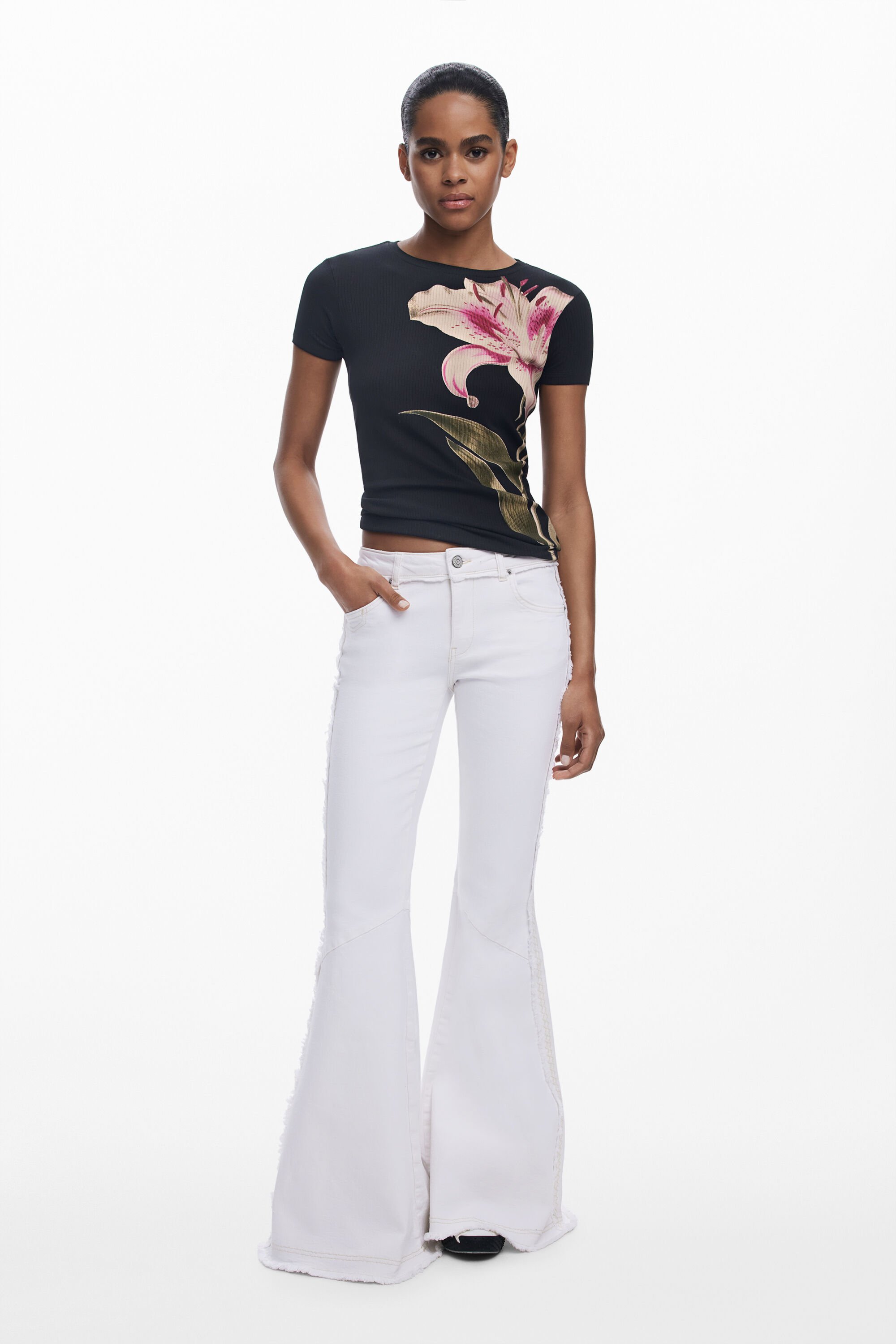 Pantalón vaquero acampanado bordado Desigual para mujer