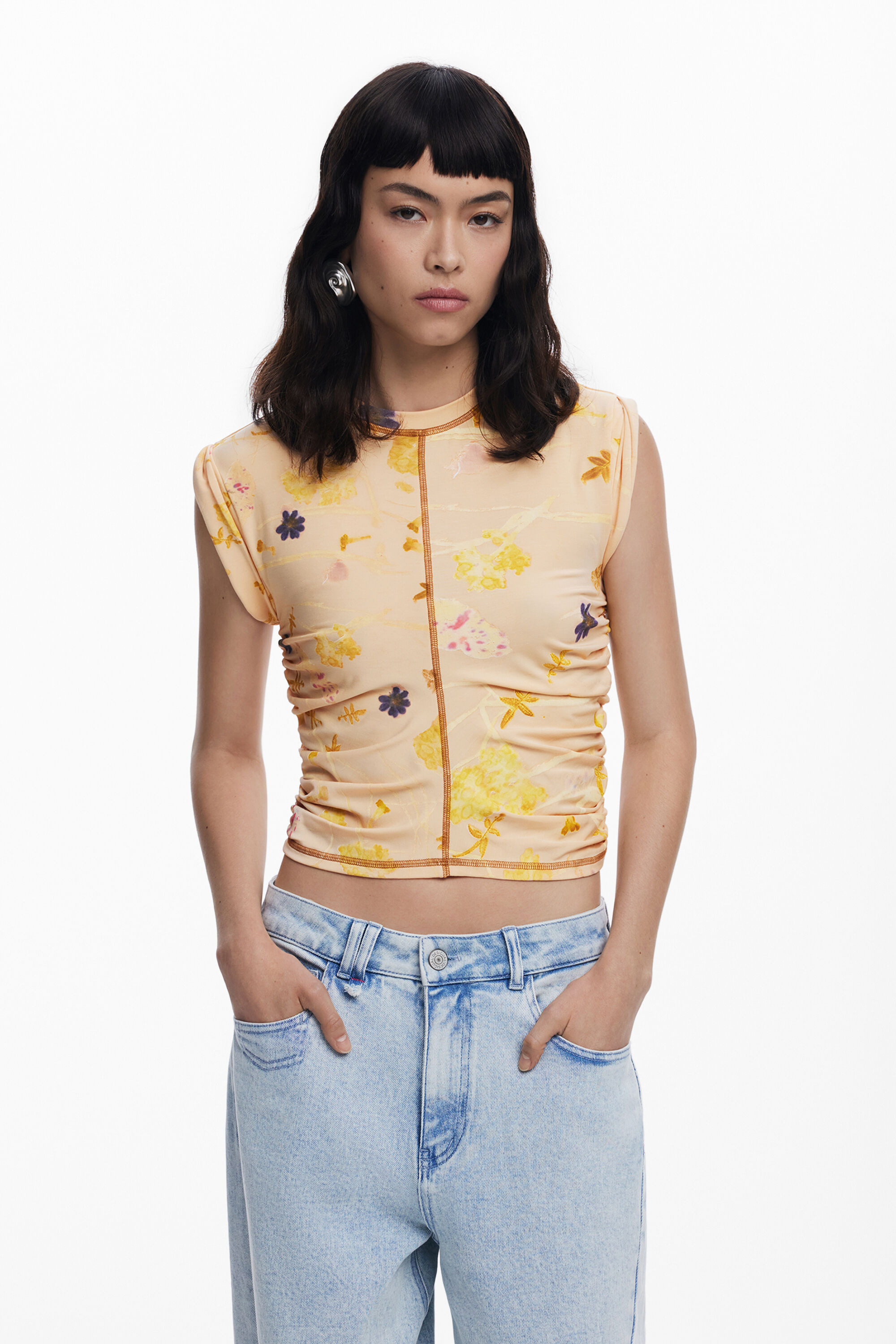 Camiseta con flores de "Desigual"